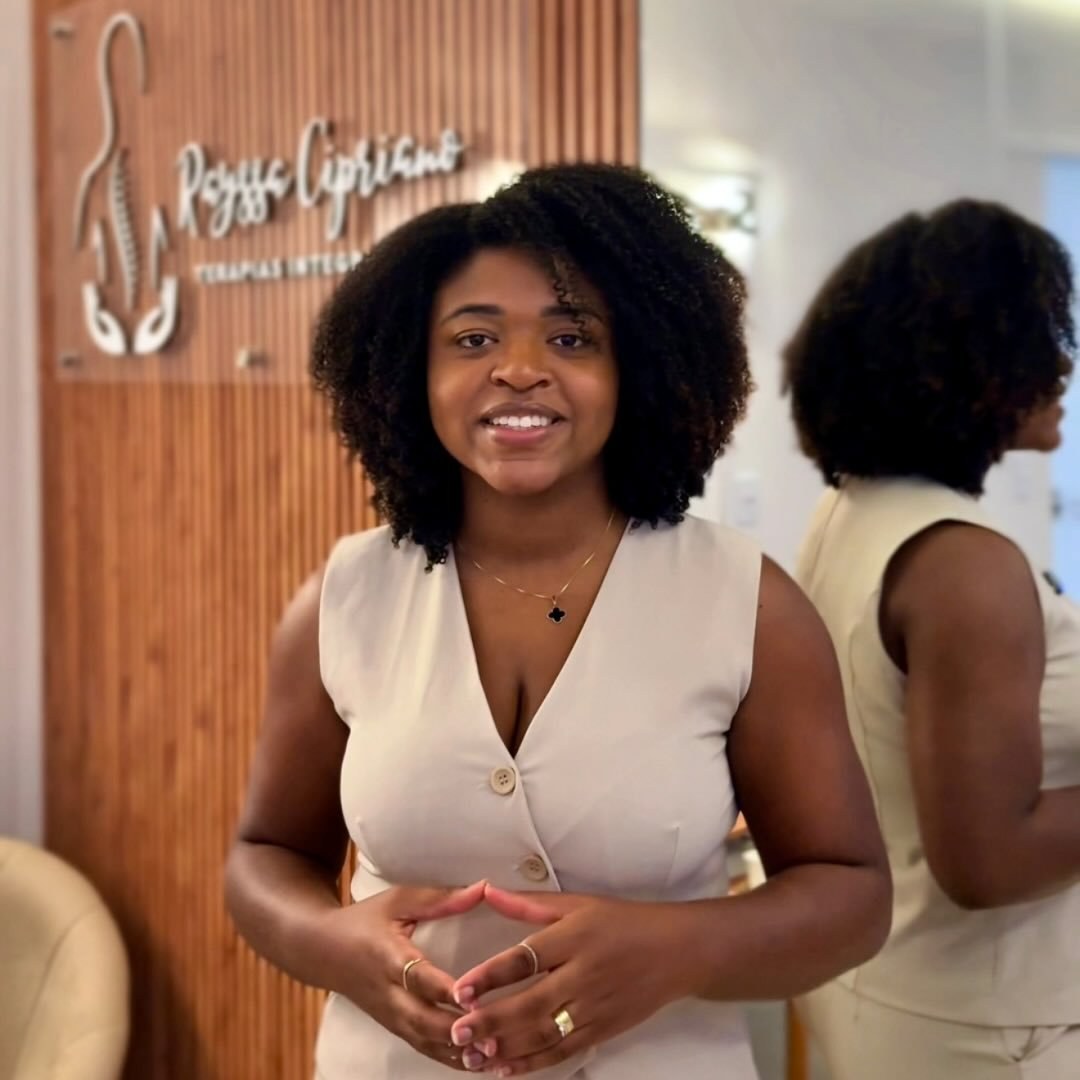 Rayssa Cipriano, terapeuta integrativa, no seu espaço de atendimento